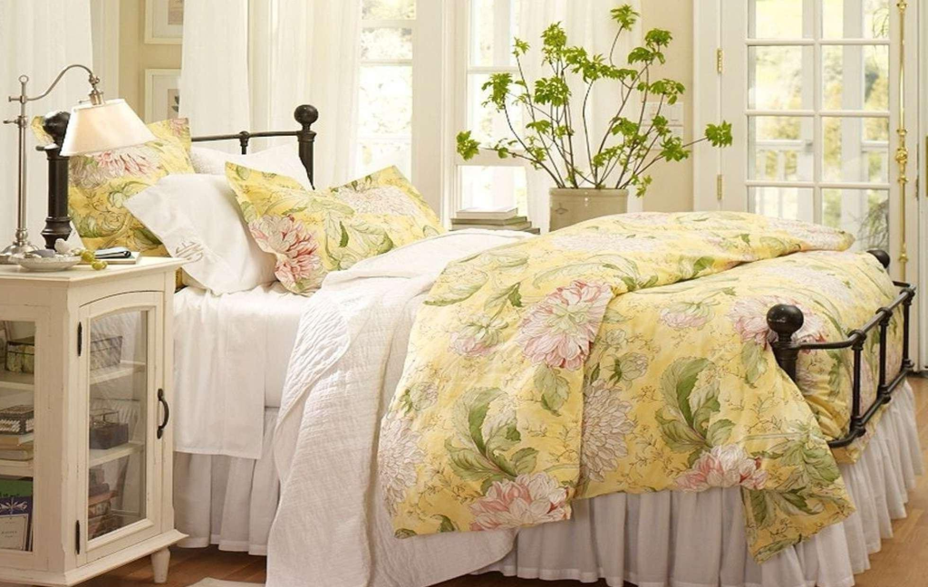 выбор текстиля в спальне кантри